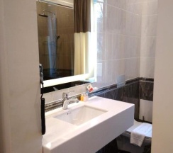 Двухместный люкс двуспальная кровать в Ambassador hotel Almaty