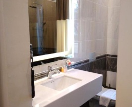 Двухместный люкс двуспальная кровать в Ambassador hotel Almaty