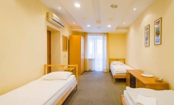 Трехместный номер Эконом(3 односпальные кровати)общая ванная комната в Александровский