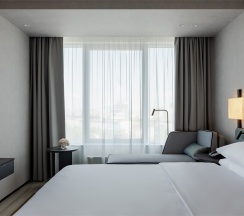 Номер полулюкс с 1 двуспальной кроватью и диваном в Hyatt Place Ekaterinburg