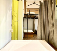 Кровать в общем номере с балконом в Bayhouse Hostel Penghu