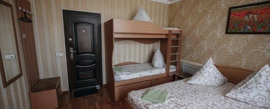 Номер эконом с 1 двуспальной и 1 двухъярусной кроватью в Гостиный двор