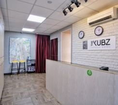 Двухместный номер-капсула с окном в общей комнате в The kubz capsule hotel