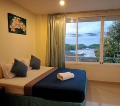 Двухместный номер Standard с балконом и с видом на море двуспальная кровать в Krabi Marina Seaview