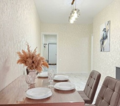 Современная студия с панорамными окнами и видом на озеро в Как Дома 05