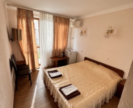 Двухместный номер Superior с балконом и с видом на город двуспальная кровать в Закавказье