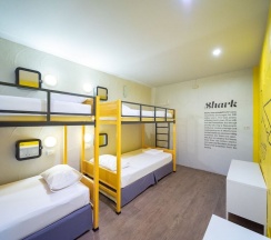 Кровать в общем номере в Monkey Dive Hostel Khaolak