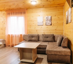 “FAMILY ROOM” благоустроенный номер с двуспальной кроватью, угловым диваном и кухней в Семейный