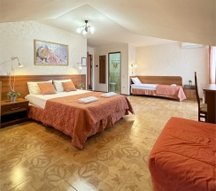 Семейный четырехместный комфорт с балконом и доп местом (4  этаж) в Атриум