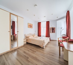 Видовая комната с эркером и балконом на Невский проспект в Октавиана