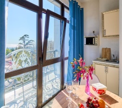 Студия Панорамная улучшенная с балконом, мини кухней и видом на город и море в Амбассадор