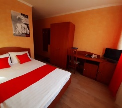 Двухместный номер Comfort двуспальная кровать в Maxrooms Волга Hollywood