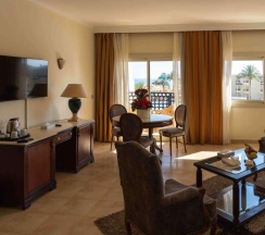 Люкс с видом на бассейн в Курортный отель Grand Oasis Resort