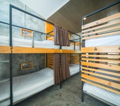 Кровать в общем номере с красивым видом из окна в ChillHub Hostel Phuket