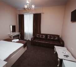 Двухместный номер с двуспальной кроватью и дополнительной кроватью в Кураж