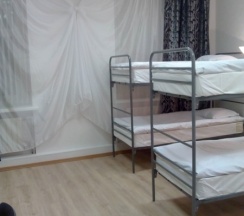 Спальное место в мужском номере на двухъярусной кровати в Добрые соседи