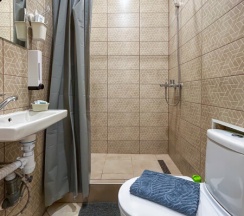 Номер с двумя раздельными кроватями и собственной ванной комнатой в Goldie Home