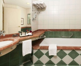 Двухместный номер Grand Deluxe двуспальная кровать в Herods Palace Hotel