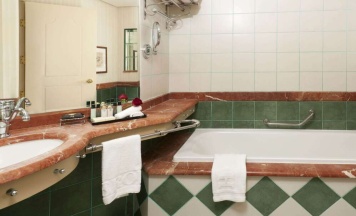 Двухместный номер Deluxe 2 отдельные кровати в Herods Palace Hotel