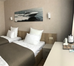 Стандартный номер с двумя кроватями и видом на озеро в F911