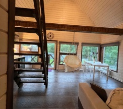 Двухместный коттедж с 2 комнатами с балконом (двуспальная кровать) в Yley glamping