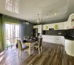 Апартаменты с 3 спальнями в Белое солнце