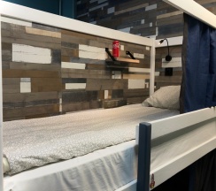 Кровать в общем 8-местном номере в Рокет