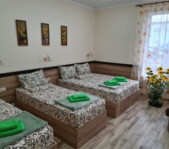 Номер на четверых (1 двухспальн. кров. + 2 односп. кров. +2 доп.места) в Подсолнух