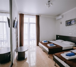 Полулюкс трехместный номер с балконом в Космос