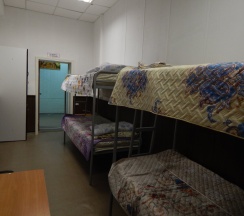 Кровать в общем номере с красивым видом из окна в Унисон