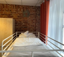 Шестиместный номер с душевой комнатой в Кино хостел на Выборгской