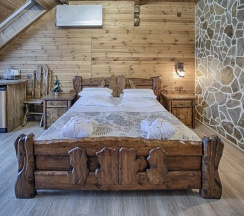 Двухместный люкс с балконом и с видом на море двуспальная кровать в Exclusive Hotel&Apartments