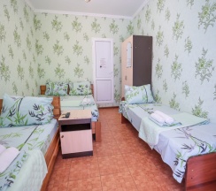 Четырёхместный номер Standard с балконом в Дельфин