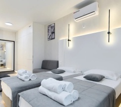 Двухместный номер Deluxe с балконом и с видом на город 2 отдельные кровати в Апартаменты Новые в Минск-Мир возле Avia mall