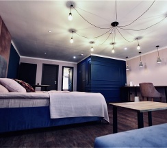 Люкс с одной кроватью размером King Size с окном (Отель Мёд) в Мёд & Маяк