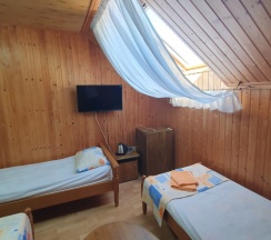 Четырехместный эколюкс с мансардным окном в Мама