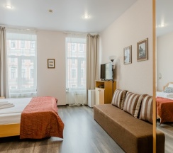 Улучшенная комната с двумя кроватями и диваном в Октавиана