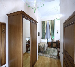 Двухместный номер стандарт первой категории с 2 односпальными кроватями с видом на монастырь в Покровская