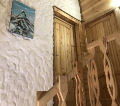 Коттедж с балконом и с красивым видом из окна в Events place