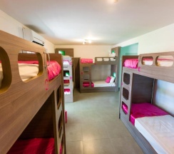 Кровать в общем номере (женский номер) с балконом в Concept Design Hostel & Suite