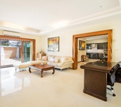 Вилла с 5 комнатами с балконом в Tropicana Pool Villa