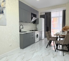 Современная студия с панорамными окнами и видом на озеро в Как Дома 05