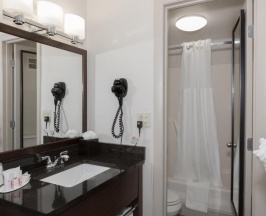Двухместный номер Standard с видом на бассейн 2 отдельные кровати в Ramada by Wyndham Boston