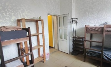 Кровать в 8-местном общем номере (верхний ярус) в Мёд