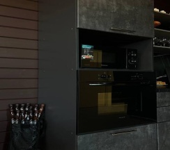 Большой дом Форест с чаном в окружении леса в Timeless