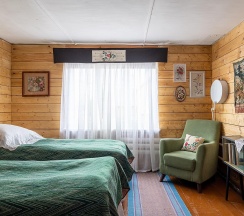 Коттедж стандарт с 2 односпальными и 1 двуспальной кроватью в Olafa Home