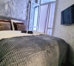 Люкс с балконом и с красивым видом из окна в Апартаменты Евродвушка