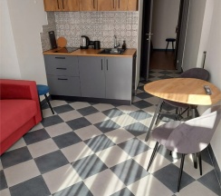 Апартаменты с большой кроватью, кухней-гостиной и отдельным входом в Двенадцать