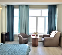 №1. Семейный номер с двуспальной кроватью, диваном и видом на Байкал в Прибой