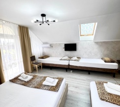 Пятиместный номер Standard с балконом в Ольга